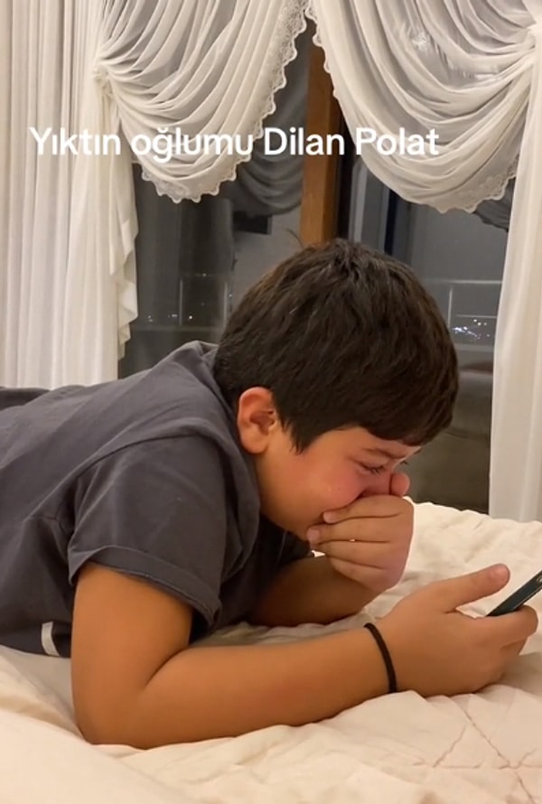 Dilan Polat'ın yaşadıklarına üzülen minik takipçisi onun videolarını izlerken gözyaşlarına hakim olamadı.