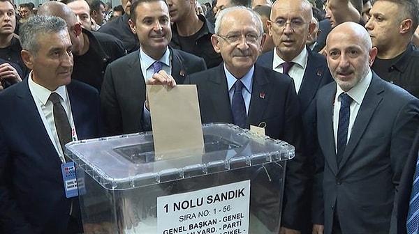 İkinci turda da Kılıçdaroğlu, 812 delege oyu alan Özel'in karşısında 536 oyla kaybetmişti. Hatta sonuçlar açıklanmadan ve rakibi Özel'i tebrik etmeden salondan ayrılıp gitmesi tepkilere neden olmuştu.