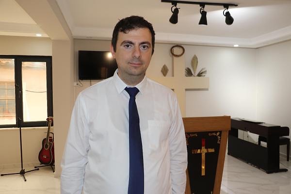 Pastör Artun Tokatlı ise olay nedeniyle kilise olarak çok üzüldüklerini söyledi.