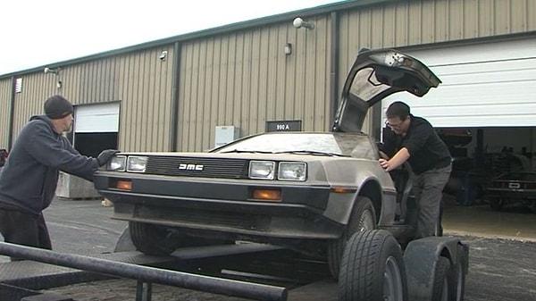 DeLorean tamiri konusunda uzman bir isim olan Michael McElhattan, bulunan bu özel aracı ilk öğrendiğinde hemen aracın sahibi Dick'in yanına giderek aracı inceledi.
