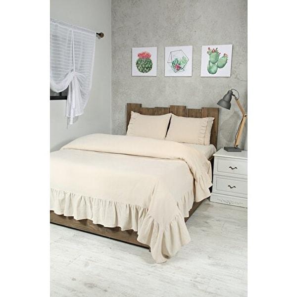 1. Yatak odanızın havasını bir anda değişitirecek krem rengi, kenarları fırfır detaylı vintage yatak örtüsü takımı.