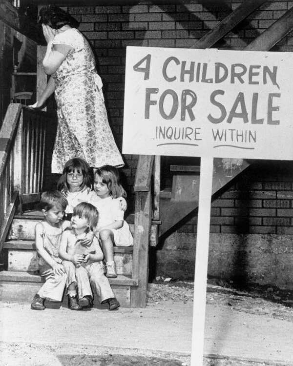 5. Çocuklarını satmakta olan Chalifoux ailesi.