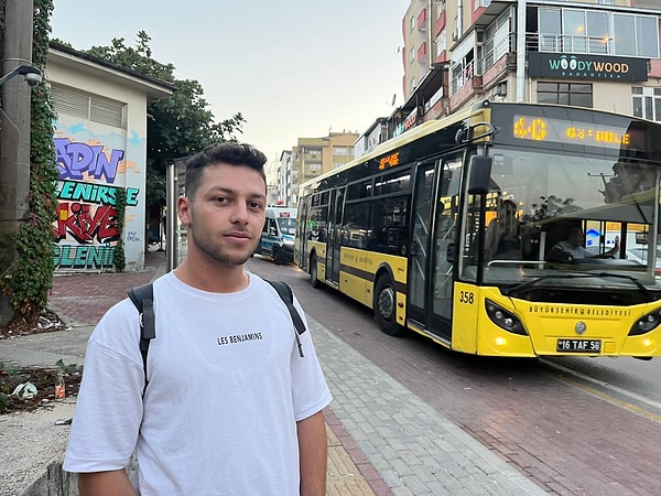 Eğlencesine otobüse binen yolculara ‘arkadaşlar ücretsiz, bugün bendensiniz' diyen genci videoya kaydeden arkadaşları görüntüleri sosyal medyaya yükledi.