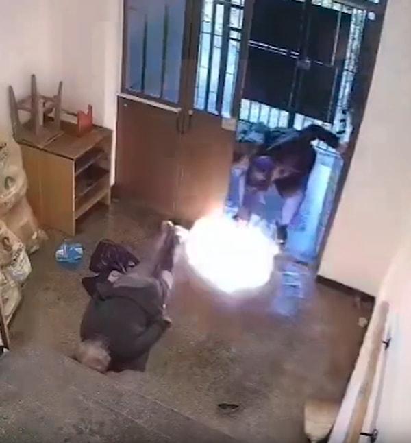 Apartmanın içinde de teyzesinin üzerine benzin döken cani, ardından ise yüzüne tekme attığı 54 yaşındaki kadını bayıltıyor ve apartmandan çıkarken de üzerine döktüğü benzini ateşe veriyor...