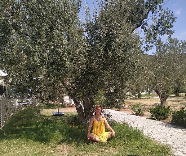 - Ben seni çocukluğundan beri tanıyorum ama ilk defa buradan seni tanıyacak pek çok kişi olacak. Kimdir Öykü Yurtyapan? Kendini nasıl ifade eder?