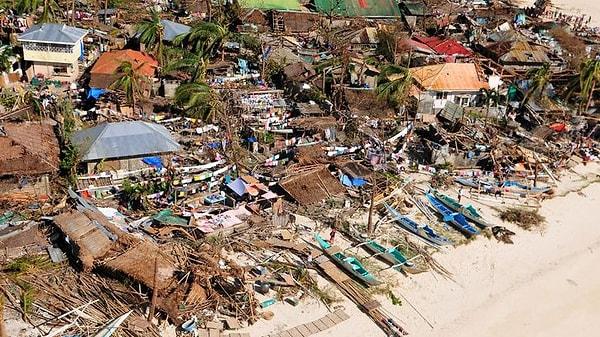 3. Filipinler Süper Tayfun Haiyan tarafından vuruldu.