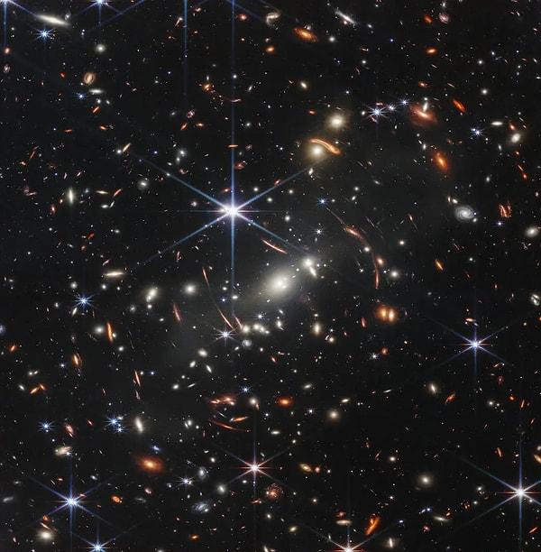 NASA'nın açıklamasına göre, fotoğraftaki renkler, galaksi uzaklıklarına dair ipuçları veriyor. En mavi galaksiler nispeten yakın ve Hubble tarafından en iyi tespit edilen yoğun yıldız oluşumunu gösterirken, daha kırmızı galaksiler, Webb tarafından tespit edilen daha uzak galaksilere işaret ediyor.