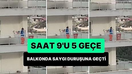 Saat 9'u 5 Geçe Evinin Balkonundaki Türk Bayrağı'nı Düzeltip Saygı Duruşuna Geçen Çocuk