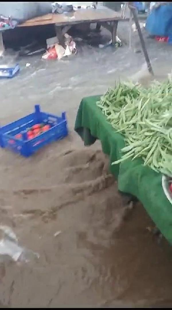 İstanbul'da etkisini gösteren ve önümüzdeki saatlerde de süreceği öğrenilen sağanak yağışa ilişkin Meteoroloji, AKOM, AFAD ve İstanbul Valiliği peş peşe uyarılar geldi. Son olarak AFAD uyarıda bulunarak cep telefonlarına mesaj gönderdi.