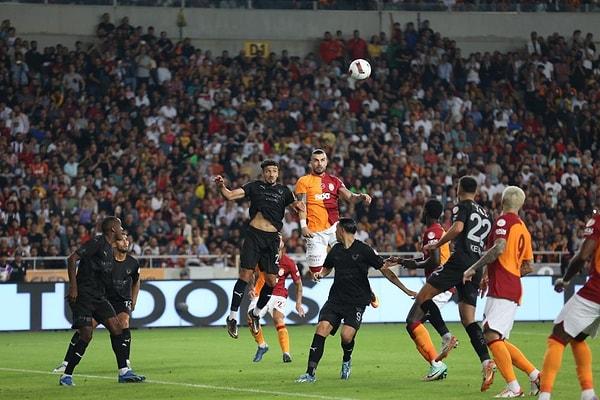 Haftaya lider giren Galatasaray, Hatayspor deplasmanından mağlup dönerek ligdeki galibiyet ve yenilmezlik serisini kaybetti.
