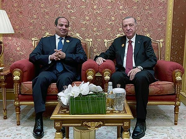 Cumhurbaşkanı Recep Tayyip Erdoğan, İslam İşbirliği Teşkilatı Zirvesi için bulunduğu Suudi Arabistan'da bir dönem arasının oldukça bozuk olduğu darbeci Mısır Cumhurbaşkanı Abdulfettah es-Sisi ile bir araya gelmişti.