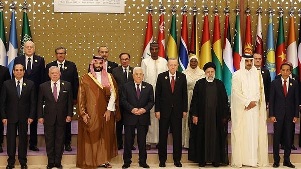 Riyad'da düzenlenen İslam İşbirliği Teşkilatı Zirvesi'nden bahseden Cumhurbaşkanı, "İslam birliğinin dayanışması önemlidir.Ama Türkiye'nin birliği, beraberliği ve dayanışması hepsinden ötedir. İslam dünyası Türkiye'ye bakıyor" ifadelerini kullandı.