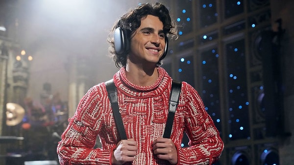 Birçok ünlü komedyen ile eğlenceli skeçlerin oynandığı SNL'e (Saturday Night Live) ünlü oyuncu Timothée Chalamet konuk oldu.