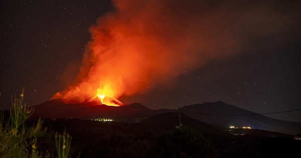 İtalyan medyasında yer alan haberlerde, Etna'dan çıkan lav akışının, kilometrelerce uzaklıktan bile görülebildiği ifade ediliyor.