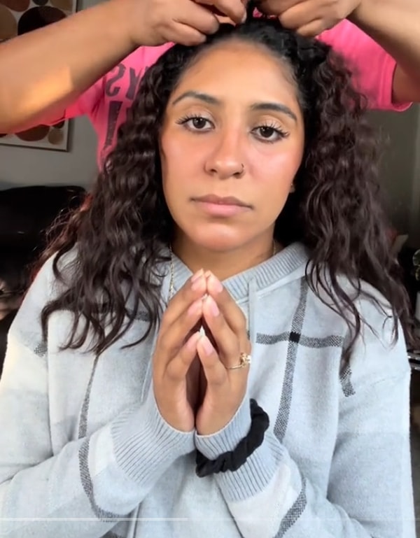 "Yıllardır süren baş ağrısını geçirme" notuyla paylaşılan videoda bir kadın, saçının belirli bir kısmı çekilerek "tedavi" ediliyor.