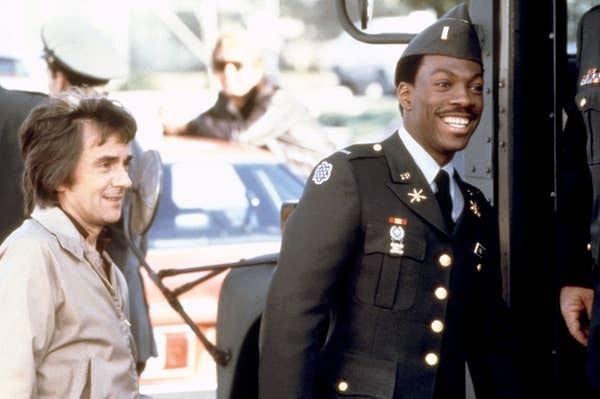 14. Eddie Murphy, "Best Defense" filminde Teğmen T.M. Landry rolünü başlangıçta reddetti, ancak Paramount "sonunda birkaç haftalık çalışma için bir milyon dolarlık teklif getirdiğinde" kabul etmeye karar verdi.