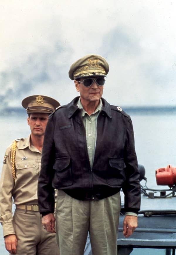 15. Laurence Olivier, "Inchon" filmindeki General Douglas MacArthur rolünü, ailesine miras bırakacak bir miktar para kazanmak için oynamayı kabul etmişti.
