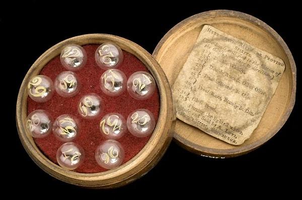 4. İskoçya'da keşfedilen içinde 13 tane ruh taşı barındıran tahta kutu. (1800-1900)