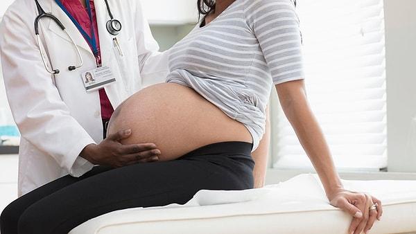 Hamilelikte, annede Rh boşluğu varsa ve bebeğin kan grubu Rh pozitifse annenin kanı, bebeğin pozitif kanıyla duyarlı hale gelerek gelecekteki gebelikler için risk oluşturabilecek antikorlar üretebilir.