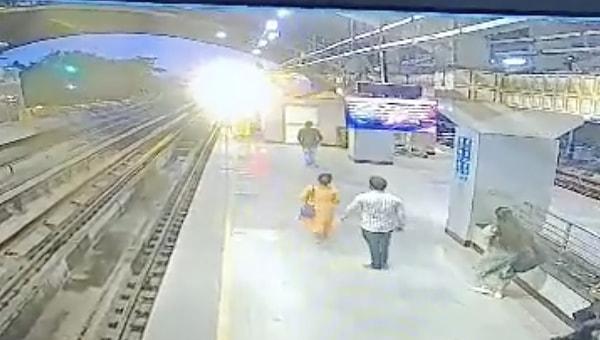 Kalküta Metrosu'nda bir adam, metro beklediği sırada korkunç bir intihar girişiminde bulundu.