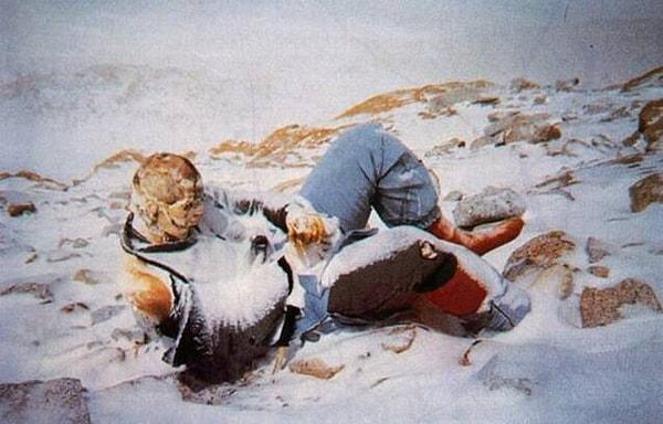 6. Hannelore Schmatz, Everest Dağı'nın tepesindeki iskelet.