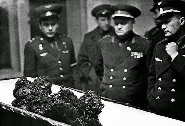 7. Uzay gemisi ile düşerken canlı canlı yanan Vladimir Komarov'un cesedi.