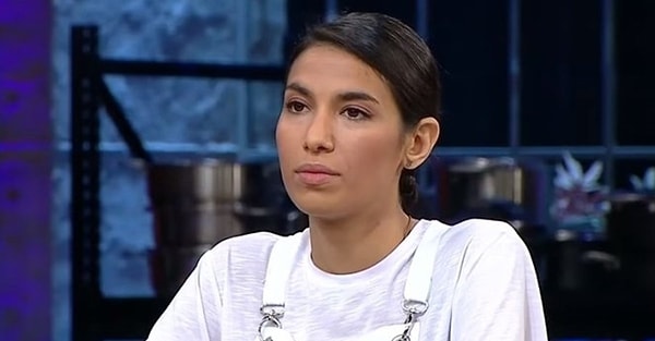 Potaya yolladığı Metin'in elenmesinin ardından tüm eleştiri oklarının hedefi haline gelen Cemre, MasterChef'teki adalet anlayışını her bölüm yıkarken, potaya yolladığı isimle yine çok konuşuldu.