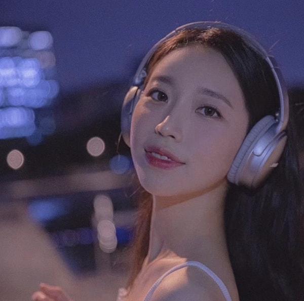 Güney Koreli şarkıcı Nahee 2019 yılında elektronik temelli 'Blue City' adlı single parçasıyla müzik dünyasına başarılı bir giriş yaptı.
