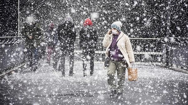 Twitter’daki popüler meteoroloji sayfası Hava Forum, pazar gecesi Türkiye’de kar yağışı beklendiğini duyurdu.