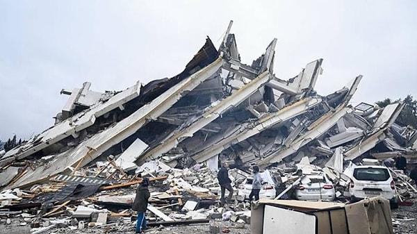 Enkaz kaldırma çalışmalarında, depremde hasar alan binaların da yıkımı gerçekleştiriyor.