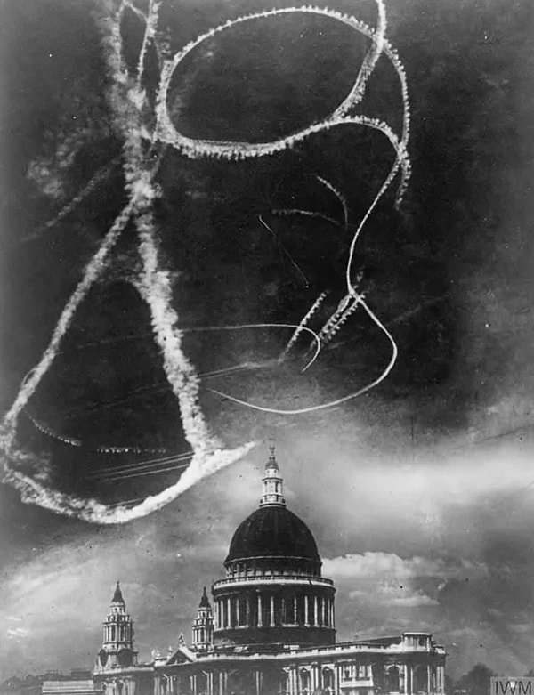 8. Britanya Savaşı sırasında Londra'daki St Paul Katedrali üzerindeki uçakların bıraktıkları buhar izleri. (1940)
