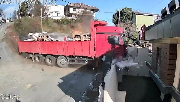 İnşaat malzemesi yüklü TIR'ın şoförü cadde üzerinde aracı park ederek adres sormak için indi.