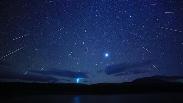 Şehir ışıklarından uzak, açık ve karanlık bir gökyüzü bu meteor yağmuru için ideal koşulları sunuyor.