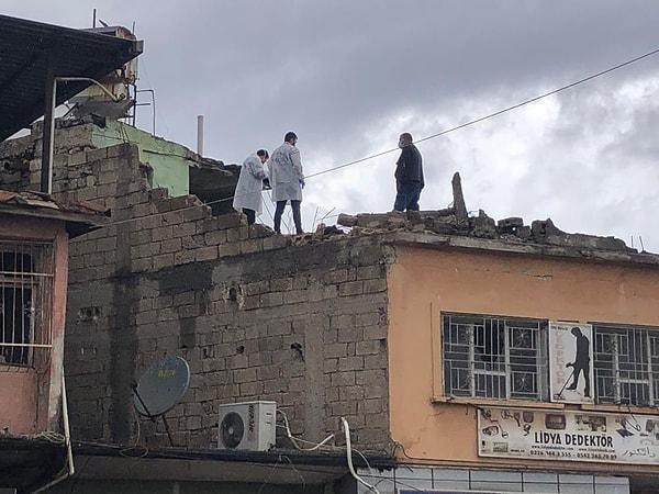 Kırıkhan ilçesine bağlı Cumhuriyet Mahallesi'nde, Nuriye Civelek Caddesi'nde bulunan 3 katlı bir binanın en üst katı, depremde yıkıldı.