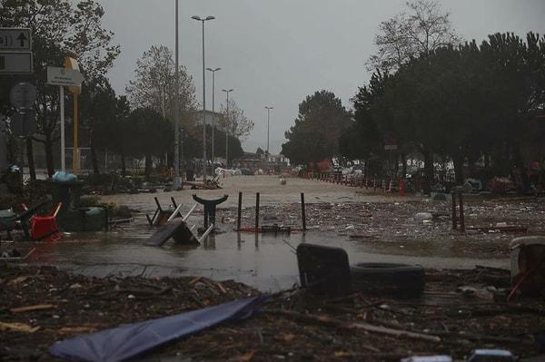 İstanbul Valiliği, kentte yaşanan sağanak yağışın en çok etkili olduğu yerlerden biri olan Şile'de okulların yarın tatil edildiğini duyurdu.