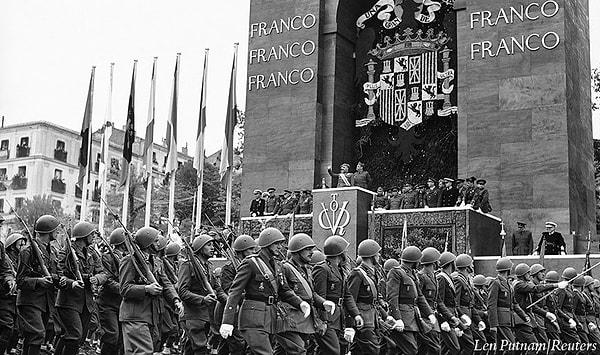 1950'ler ve 1960'larda Franco bazı liberalleşme eğilimleri göstermesine rağmen, bu dönemde de eleştirilere aldırış etmeden yönetimini sürdürdü.