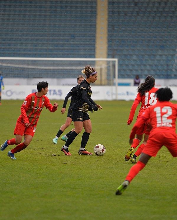 Fomget Spor Kulübü Kadın Futbol Takımı oyuncusu Olha Ovdiychuk rakibinin müdahalesiyle yerde kaldı.
