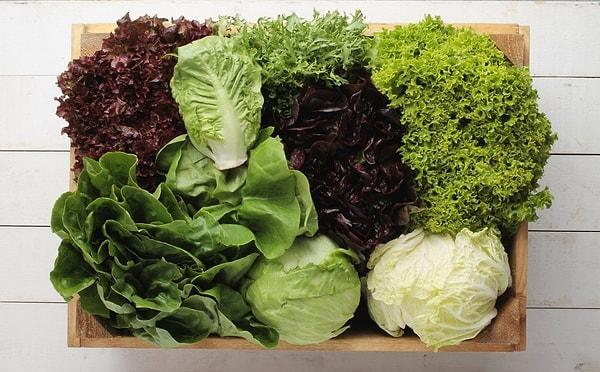 Güzel bir salata için yeşilliklerle alışverişe başlayalım. Bakalım ilk 100 TL ile neler alacağız.
