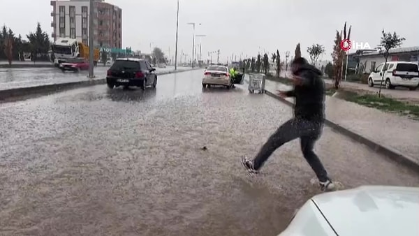 Adıyaman'da Eğitim ve Araştırma Hastanesi yakınlarında bulunan bir yol, sel suları nedeniyle göle döndü.