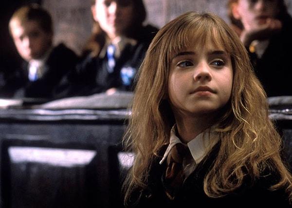 3. Emma Watson, 'Harry Potter And The Sorcerer's Stone' filminin setinde, Daniel Radcliffe'in repliklerini söylüyordu. Bunun için yönetmenden defalarca uyarı aldı.