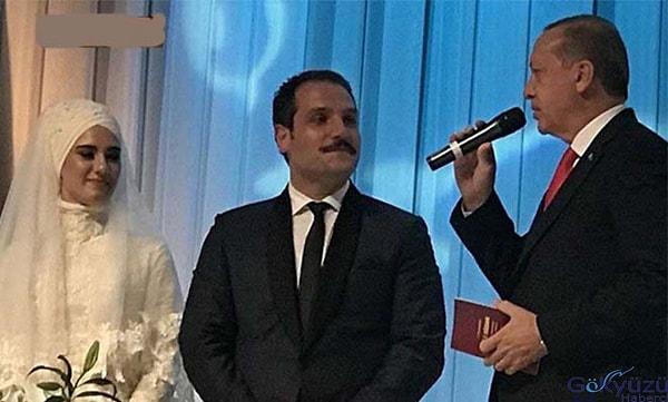 Dua sırasında gülme krizine giren kişinin, Cumhurbaşkanı Erdoğan'ın programlarında sunuculuk yapan Metin Kaptanoğlu olduğu anlaşıldı.