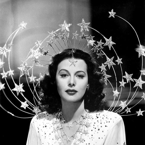 2. Güzeller güzeli aktris Hedy Lamarr, Bluetooth'un icat edilmesine büyük katkı sağlayan bir isim! Ünlü aktris, 2. Dünya Savaşı döneminde de birçok başka icada imza attı.