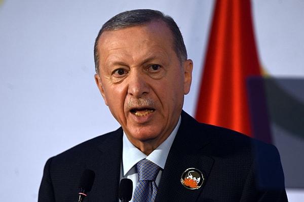 Cumhurbaşkanı Erdoğan yakın zamanda yaptığı bir açıklamada, yeni anayasa isteğini yineleyerek, cumhurbaşkanlığı seçimi için yüzde 50+1 şartının değişmesinin "isabetli olacağını" vurgulamıştı. Cezayir'deki temaslarını tamamlayarak Türkiye'ye dönen Cumhurbaşkanı Recep Tayyip Erdoğan, yine dikkat çeken sert çıkışlarda bulundu.