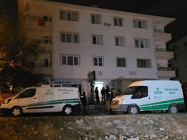 Kader Apartmanı'nda tek başına oturduğu öğrenilen 71 yaşındaki T.Ü., üst kat komşularının evine giderek, gürültü yüzünden tartıştı. İddiaya göre, iki komşu arasında çıkan tartışmanın kavgaya dönüşmesiyle T.Ü., evinden aldığı pompalı tüfekle ailenin üzerine art arda ateş etti.