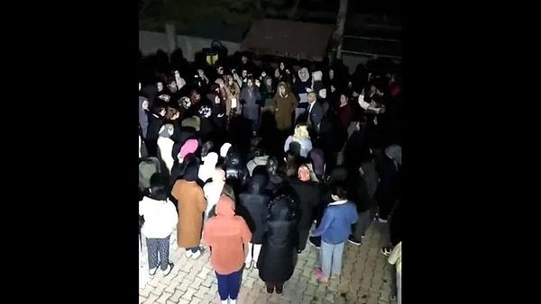 Yurtta kalan öğrenciler, yaşanan olayın etkisiyle bir araya gelerek yurt yönetimini protesto etti.