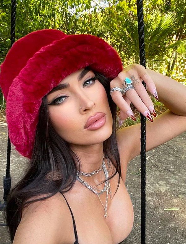 Yaptırdığı estetik operasyonlarla adeta farklı birine dönüşen Megan Fox aynı zamanda giyim tarzını da değiştirdi.