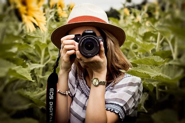 12. Birinin fotoğrafını çekecekseniz, poz vermesini beklemeden bir kaç fotoğrafını çekin. Samimi fotoğraflar bu şekilde ortaya çıkar.