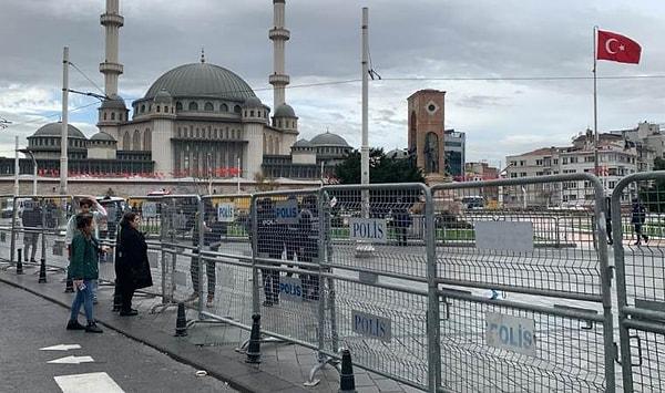 Metro İstanbul'dan yapılan duyuruda da, "İstanbul Valiliği'nin aldığı karar doğrultusunda saat 12.00 itibarıyla ikinci bir duyuruya kadar M2 Yenikapı-Hacıosman Metro Hattımızın Taksim istasyonu, Şişhane istasyonu İstiklal Caddesi giriş-çıkışı ve F1 Taksim-Kabataş Füniküler Hattımız işletmeye kapalı olacaktır. Araçlarımız Taksim istasyonunda durmayarak seferine devam edecektir" denildi.