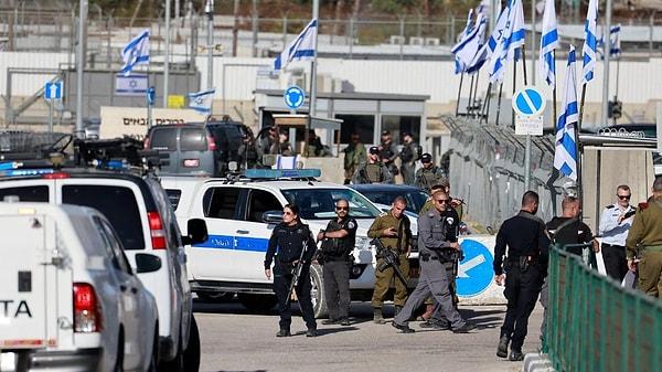 İsrail medyası, Hamas'ın rehine takas anlaşması doğrultusunda 13 İsrailliyi daha Gazze'de Kızılhaç'a teslim ettiğini duyurdu.