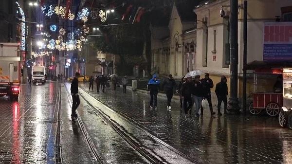 Uyarıların ardından İstanbul'da fırtına 04.00 sıralarında etkili olmaya başladı.